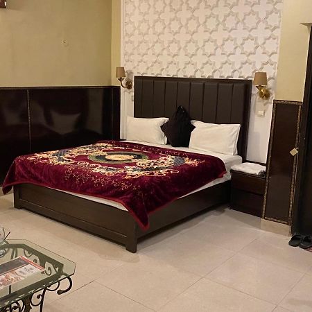 Hotel Royal One Multan Dış mekan fotoğraf
