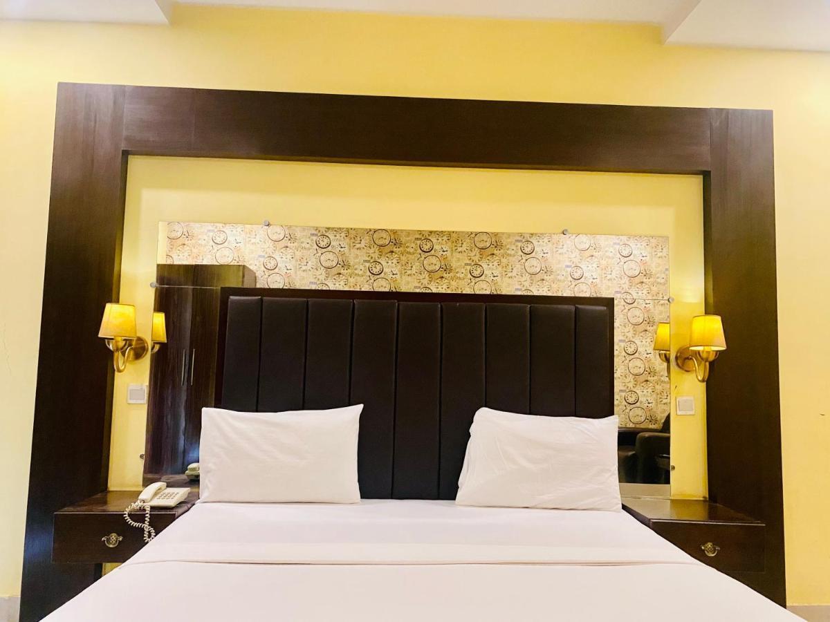 Hotel Royal One Multan Dış mekan fotoğraf