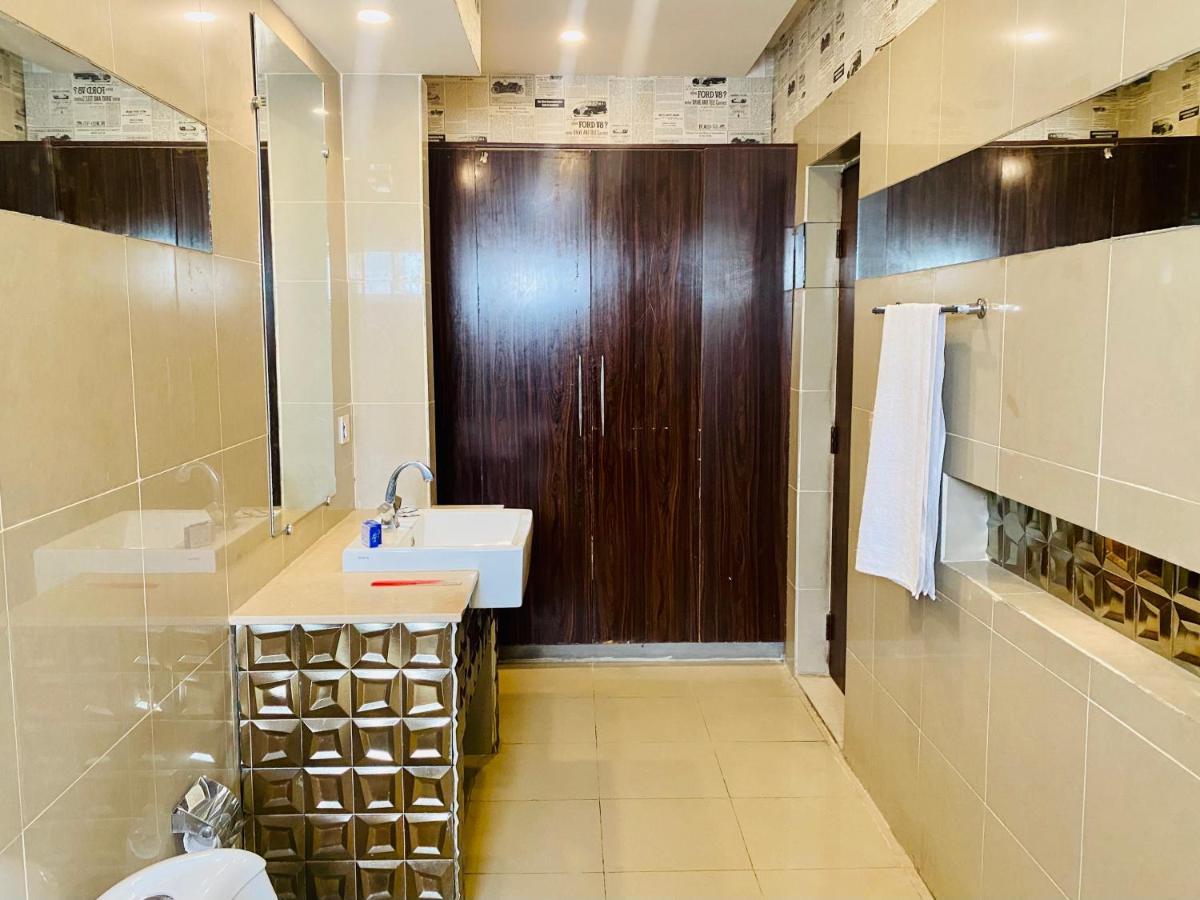 Hotel Royal One Multan Dış mekan fotoğraf