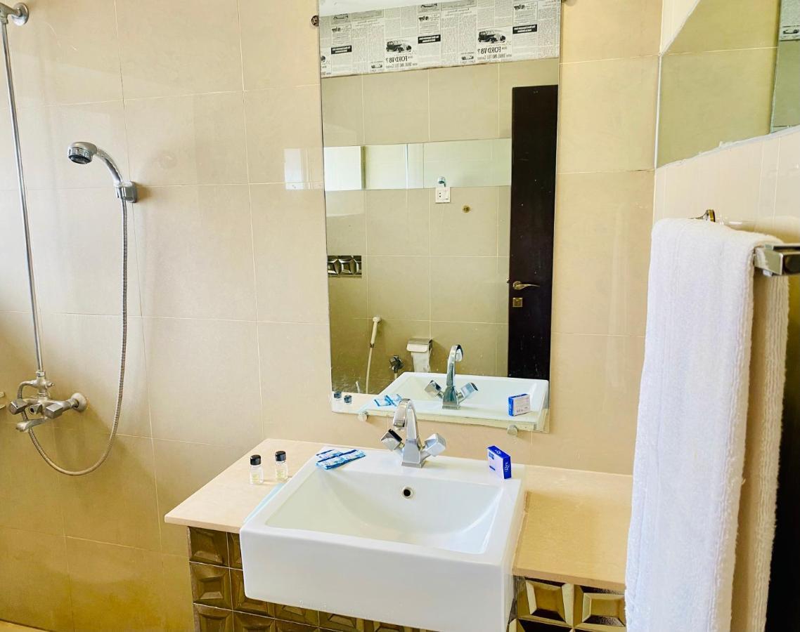 Hotel Royal One Multan Dış mekan fotoğraf