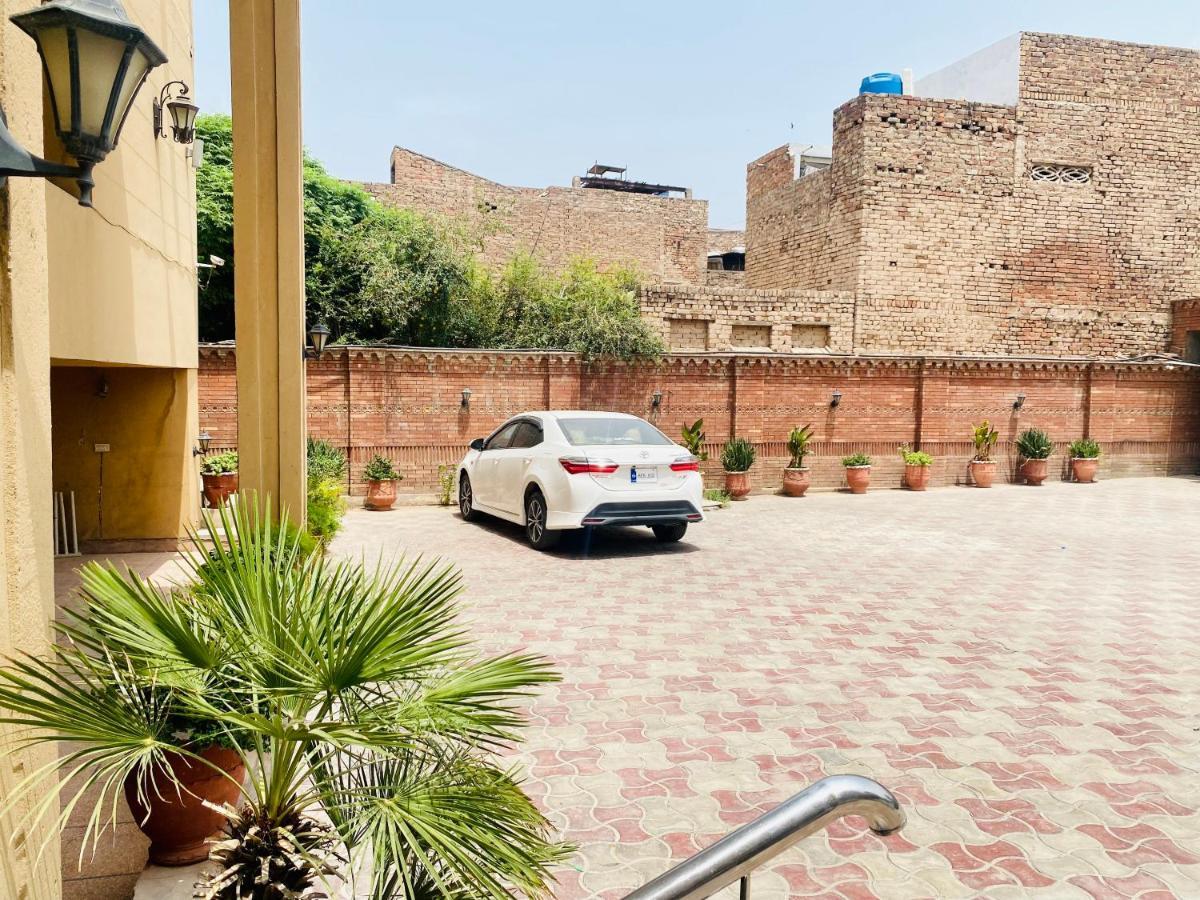 Hotel Royal One Multan Dış mekan fotoğraf