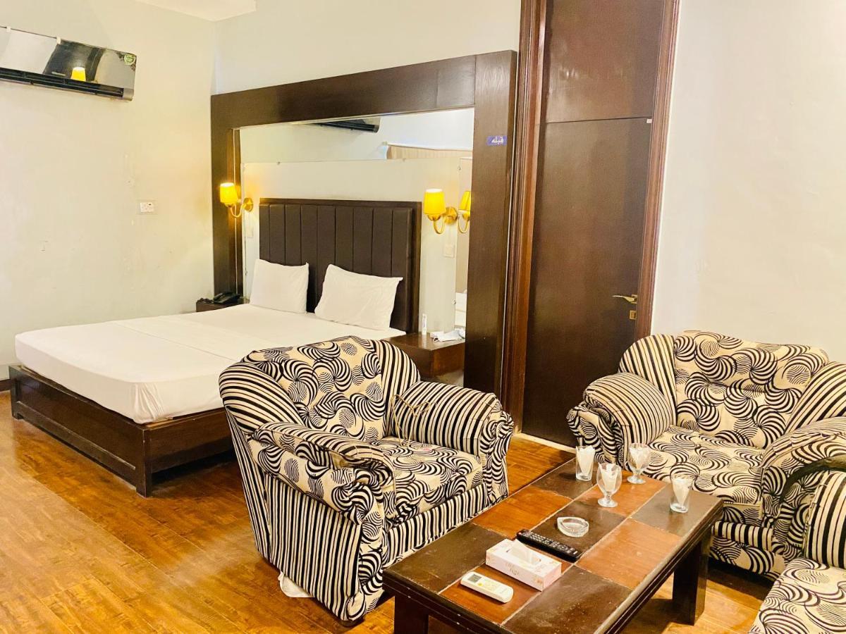 Hotel Royal One Multan Dış mekan fotoğraf